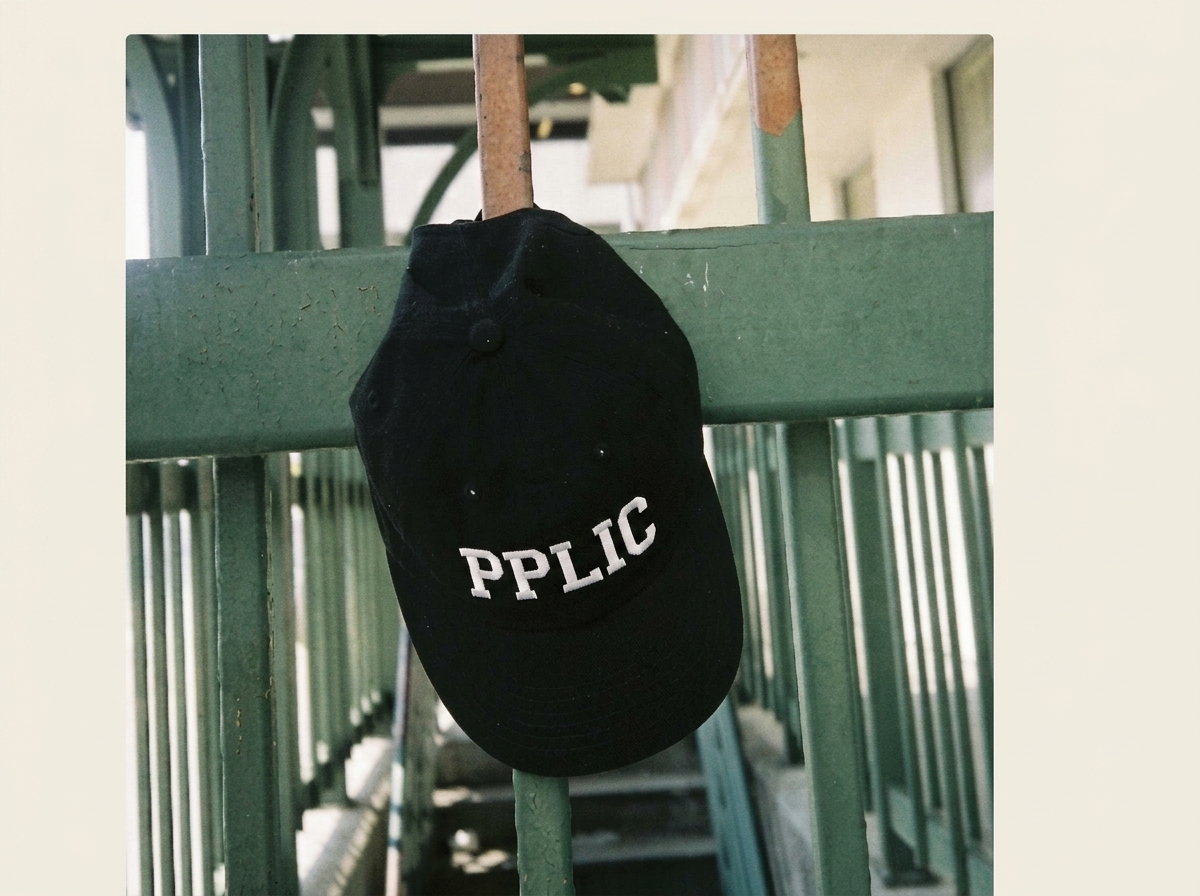 Black cap embroidered with PPLIC